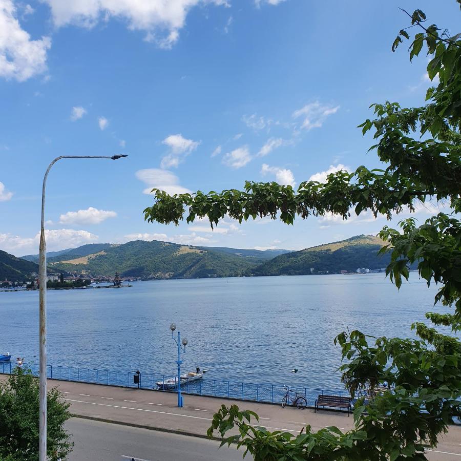 Sendy Apartment Orşova Екстериор снимка